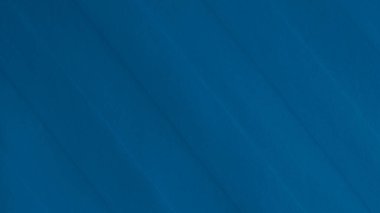 Arka plan olarak kullanılan açık mavi kadife kumaş dokusu. Yumuşak ve pürüzsüz tekstil malzemelerinin açık mavi kumaş arka planı. Metin için boşluk var.