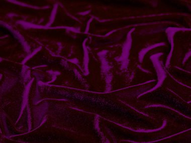 Arka plan olarak kullanılan mor kadife kumaş dokusu. Yumuşak ve pürüzsüz tekstil malzemelerinin boş mor kumaş arkaplanı. Metin için boşluk var