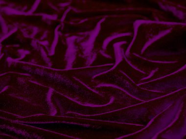Arka plan olarak kullanılan mor kadife kumaş dokusu. Yumuşak ve pürüzsüz tekstil malzemelerinin boş mor kumaş arkaplanı. Metin için boşluk var