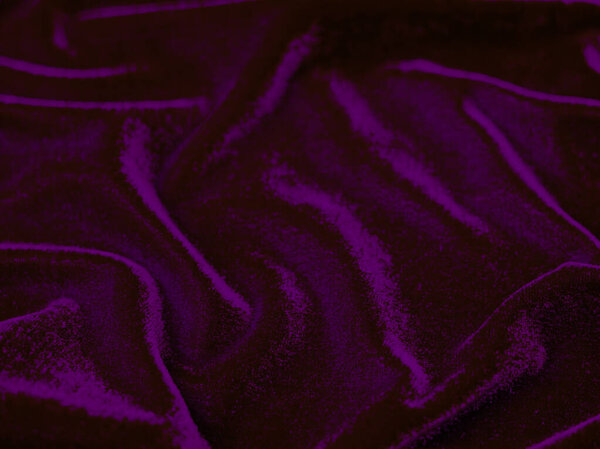 Фиолетовая бархатная ткань текстура используется в качестве фона. Пустой пурпурный тканевый фон из мягкого и гладкого текстильного материала. Есть место для текста