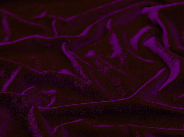 Фиолетовая бархатная ткань текстура используется в качестве фона. Пустой пурпурный тканевый фон из мягкого и гладкого текстильного материала. Есть место для текста