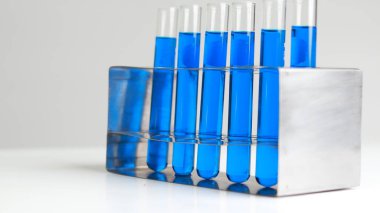 Kimya, biyoloji, mikrobiyoloji, bakteriyoloji, bilim insanları, araştırmacılar, tıp eğitimi veya farmakoloji için bilim deneyleri ekipmanları ve mikroskopları. Tıbbi, klinik.