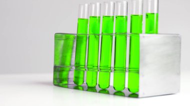 Kimya, biyoloji, mikrobiyoloji, bakteriyoloji, bilim insanları, araştırmacılar, tıp eğitimi veya farmakoloji için bilim deneyleri ekipmanları ve mikroskopları. Tıbbi, klinik.