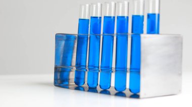 Kimya, biyoloji, mikrobiyoloji, bakteriyoloji, bilim insanları, araştırmacılar, tıp eğitimi veya farmakoloji için bilim deneyleri ekipmanları ve mikroskopları. Tıbbi, klinik.