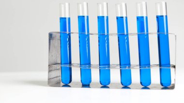 Kimya, biyoloji, mikrobiyoloji, bakteriyoloji, bilim insanları, araştırmacılar, tıp eğitimi veya farmakoloji için bilim deneyleri ekipmanları ve mikroskopları. Tıbbi, klinik.