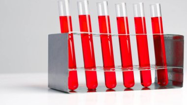 Kimya, biyoloji, mikrobiyoloji, bakteriyoloji, bilim insanları, araştırmacılar, tıp eğitimi veya farmakoloji için bilim deneyleri ekipmanları ve mikroskopları. Tıbbi, klinik.