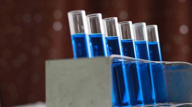 Kimya, biyoloji, mikrobiyoloji, bakteriyoloji, bilim insanları, araştırmacılar, tıp eğitimi veya farmakoloji için bilim deneyleri ekipmanları ve mikroskopları. Tıbbi, klinik.