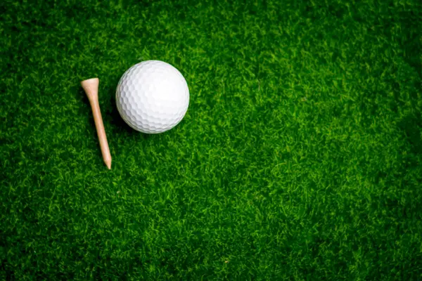 Golf Ball Close Tee Grass Blurred Beautiful Landscape Golf Background — 스톡 사진