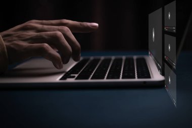 İnternet izleme filmlerinde video izlemek için bilgisayar kullanan kişi, eğlence için müzik dinler, canlı içerik, şov veya öğretim, akış oyunları, kayıt sesi, içerik yayını