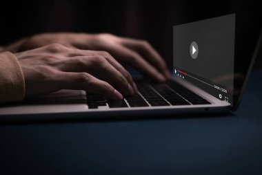 İnternet izleme filmlerinde video izlemek için bilgisayar kullanan kişi, eğlence için müzik dinler, canlı içerik, şov veya öğretim, akış oyunları, kayıt sesi, içerik yayını