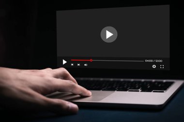İnternet izleme filmlerinde video izlemek için bilgisayar kullanan kişi, eğlence için müzik dinler, canlı içerik, şov veya öğretim, akış oyunları, kayıt sesi, içerik yayını