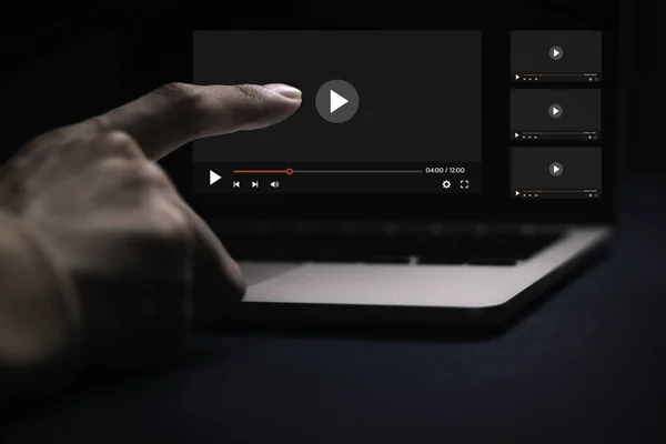 Person Mit Computer Zum Ansehen Von Videos Internet Filme Ansehen — Stockfoto