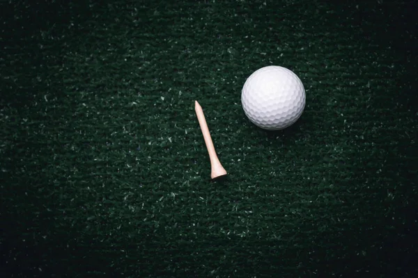 Golfball Aus Nächster Nähe Auf Grünem Gras Auf Verschwommenen Schönen — Stockfoto