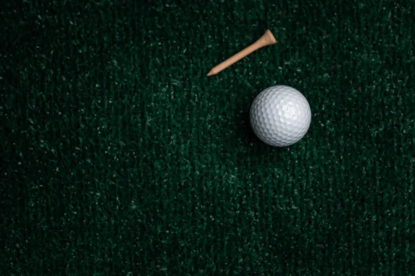 Golfbal Close Groen Gras Wazig Mooi Landschap Van Golf Achtergrond — Stockfoto