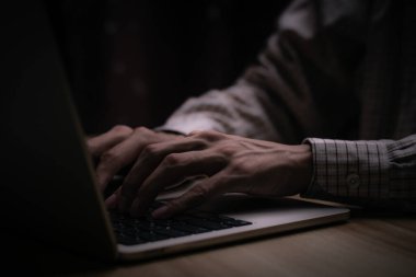 İş Analizi ve Veri Yönetim Sistemi ile çalışan el konsepti işadamı bilgisayarda, çevrimiçi belge yönetimi ve veritabanına bağlı metrikler. Finans ve işlemler için şirket stratejisi