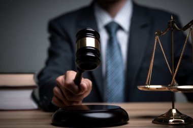 Yargıç Tokmak 'la avukatın el konsepti, takım elbiseli iş adamı ya da dijital sistemde avukat tutmak. Hukuk hukuku, kovuşturma, hukuk danışmanı, dava, dedektif, soruşturma, hukuk danışmanı..