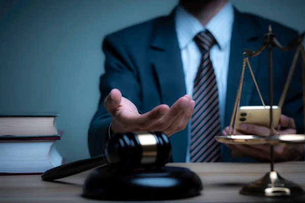 Έννοια Χέρι Δικηγόρου Δικαιοσύνη Δικαστή Gavel Επιχειρηματίας Στο Κοστούμι Πρόσληψη — Φωτογραφία Αρχείου