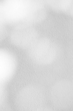 Beyaz taş dokusunun yüzeyi pürüzlü, gri-beyaz tonda. Duvar kağıdı veya arkaplan resmi için bunu kullanın. Metin beton duvar için boş bir alan var.