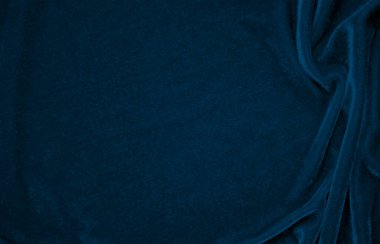Arka plan olarak mavi kadife kumaş dokusu kullanılıyor. Yumuşak ve pürüzsüz tekstil malzemelerinin tavus kuşu renkli kumaş arka planı. Ezilmiş kadife. İpek için lüks donanma tonu..