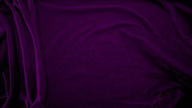 Arka plan olarak kullanılan mor kadife kumaş dokusu. Yumuşak ve pürüzsüz tekstil malzemelerinin mor renkli kumaş arka planı. Ezilmiş kadife. İpek için lüks morumsu ton..
