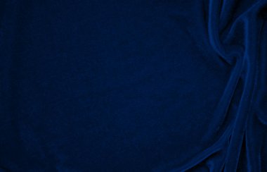 Arka plan olarak kullanılan koyu bule kadife kumaş dokusu. Yumuşak ve pürüzsüz tekstil malzemelerinin gökyüzü renkli kumaş arka planı. Ezilmiş kadife. İpek için lüks kobalt tonu..