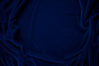 Arka plan olarak kullanılan koyu bule kadife kumaş dokusu. Yumuşak ve pürüzsüz tekstil malzemelerinin gökyüzü renkli kumaş arka planı. Ezilmiş kadife. İpek için lüks kobalt tonu..