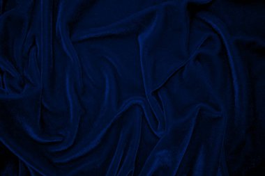 Arka plan olarak kullanılan koyu bule kadife kumaş dokusu. Yumuşak ve pürüzsüz tekstil malzemelerinin gökyüzü renkli kumaş arka planı. Ezilmiş kadife. İpek için lüks kobalt tonu..