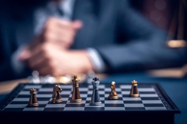 Satranç oynayan iş adamı problem çözmeyi düşünüyor. İş rekabet planlama takım çalışması, Uluslararası satranç, fikirler ve rekabet ve strateji, iş başarısı konsepti, stratejik konsept.