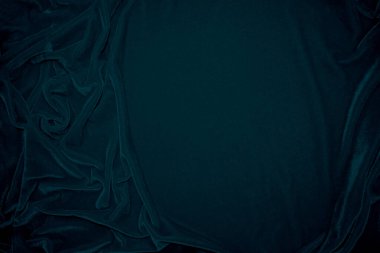 Arka plan olarak mavi kadife kumaş dokusu kullanılıyor. Yumuşak ve pürüzsüz tekstil malzemelerinin tavus kuşu renkli kumaş arka planı. Ezilmiş kadife. İpek için lüks donanma tonu..