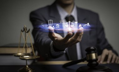 Yargıç Tokmak 'la adalet avukatları takım elbiseli iş adamı ya da dijital sistemde avukat tutan avukatlar. Hukuk hukuku, kovuşturma, hukuk danışmanı, dava, dedektif, soruşturma, hukuk danışmanı...