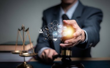 Yargıç Tokmak 'la adalet avukatları takım elbiseli iş adamı ya da dijital sistemde avukat tutan avukatlar. Hukuk hukuku, kovuşturma, hukuk danışmanı, dava, dedektif, soruşturma, hukuk danışmanı...