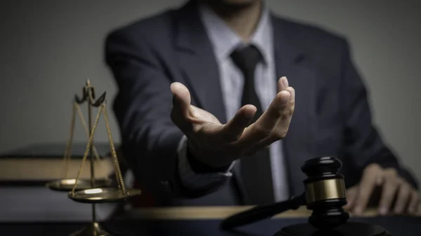 Concepção Mão Advogado Justiça Com Martelo Juiz Empresário Terno Contratação — Fotografia de Stock