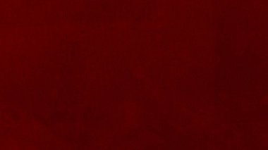 Arka plan olarak kırmızı kadife kumaş dokusu kullanılıyor. Yumuşak ve pürüzsüz tekstil malzemelerinin kırmızı paneli. Ezilmiş kadife. İpek için lüks kırmızı..