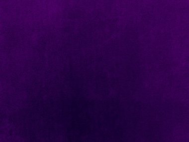 Arka plan olarak kullanılan koyu mor kadife kumaş dokusu. Yumuşak ve pürüzsüz tekstil malzemelerinin mor renkli kumaş arka planı. Ezilmiş kadife. İpek için lüks morumsu ton..