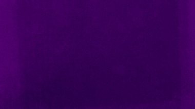 Arka plan olarak kullanılan koyu mor kadife kumaş dokusu. Yumuşak ve pürüzsüz tekstil malzemelerinin mor renkli kumaş arka planı. Ezilmiş kadife. İpek için lüks morumsu ton..