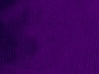 Arka plan olarak kullanılan koyu mor kadife kumaş dokusu. Yumuşak ve pürüzsüz tekstil malzemelerinin mor renkli kumaş arka planı. Ezilmiş kadife. İpek için lüks morumsu ton..