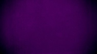 Arka plan olarak kullanılan koyu mor kadife kumaş dokusu. Yumuşak ve pürüzsüz tekstil malzemelerinin mor renkli kumaş arka planı. Ezilmiş kadife. İpek için lüks morumsu ton..