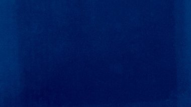 Arka plan olarak kullanılan koyu mavi kadife kumaş dokusu. Yumuşak ve pürüzsüz tekstil malzemelerinin gökyüzü renkli kumaş arka planı. Ezilmiş kadife. İpek için lüks kobalt tonu..