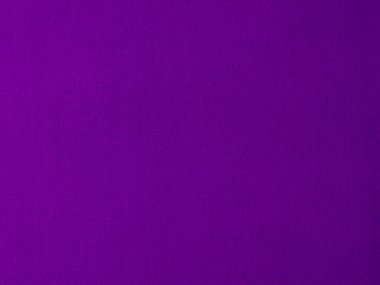 Arka plan olarak kullanılan koyu mor kadife kumaş dokusu. Yumuşak ve pürüzsüz tekstil malzemelerinin mor renkli kumaş arka planı. Ezilmiş kadife. İpek için lüks morumsu ton..