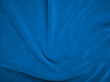 Arka plan olarak mavi kadife kumaş dokusu kullanılıyor. Yumuşak ve pürüzsüz tekstil malzemelerinin okyanus rengi panne kumaş arka planı. Ezilmiş kadife. İpek için lüks donanma tonu..