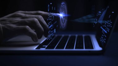 İş adamı bilgisayar, çevrimiçi belge yönetimi ve veritabanına bağlı ölçümler üzerinde iş analizi ve veri akıllı teknoloji sistemi ile çalışıyor. Finans, işlemler ve satışlar için şirket stratejisi