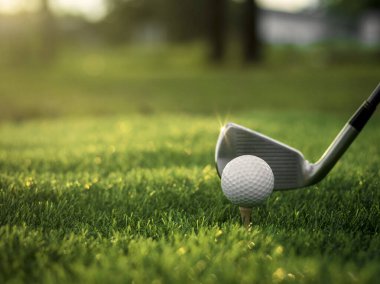 Golf topu golf arka planının bulanık güzellikteki golf sahasında çimlere yakın duruyor. Sağlık gevşemesi için hassas becerilere dayanan uluslararası spor kavramını kabul edin.