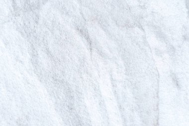 Beyaz taş dokusunun beyaz yüzeyi pürüzlü, gri tonda. Duvar kağıdı ya da arkaplan resmi için bunu kullanın. Metin için boş bir boşluk var.