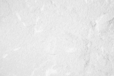 Beyaz taş dokusunun beyaz yüzeyi pürüzlü, gri tonda. Duvar kağıdı ya da arkaplan resmi için bunu kullanın. Metin için boş bir boşluk var.