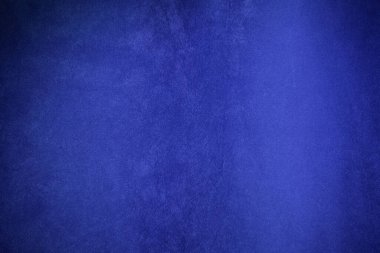 Arka plan olarak kullanılan koyu mavi kadife kumaş dokusu. Yumuşak ve pürüzsüz tekstil malzemelerinin donanma renkli kumaş arka planı. Ezilmiş kadife. İpek için lüks mavi ton..