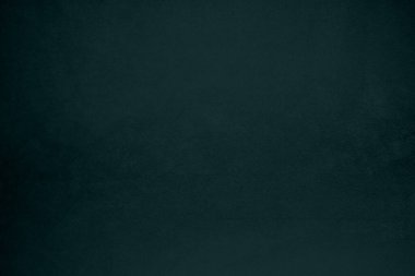 Arka plan olarak kullanılan koyu yeşil kadife kumaş dokusu gradyanı. Yumuşak ve pürüzsüz tekstil malzemelerinin zümrüt renkli kumaş arka planı. Ezilmiş kadife. İpek için lüks zümrüt rengi..