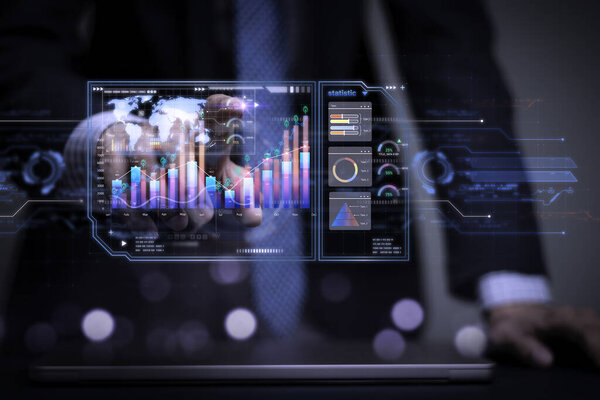 Бизнесмен, работающий с бизнес-аналитикой и системой анализа данных на компьютере, онлайновой тотальной обработкой и метриками, подключенными к базе данных. корпоративная стратегия в области финансов, операций, маркетинговой голограммы