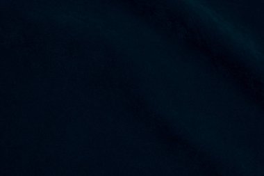 Arka plan olarak kullanılan mavi ipek kumaş dokusu. Yumuşak ve pürüzsüz tekstil malzemelerinden yapılmış kot panne kumaş arka planı. Ezilmiş kadife. Kadife için lüks donanma..