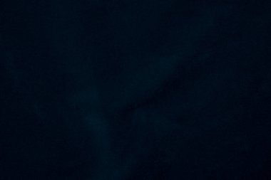 Arka plan olarak kullanılan mavi ipek kumaş dokusu. Yumuşak ve pürüzsüz tekstil malzemelerinden yapılmış kot panne kumaş arka planı. Ezilmiş kadife. Kadife için lüks donanma..