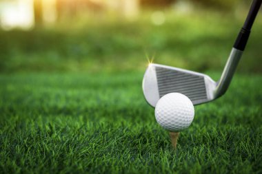 Golf topu golf arka planının bulanık güzellikteki golf sahasında çimlere yakın duruyor. Sağlık gevşemesi için hassas becerilere dayanan uluslararası spor kavramını kabul edin.